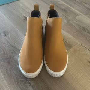 Timberland shoes in practically new condition size 8.5
